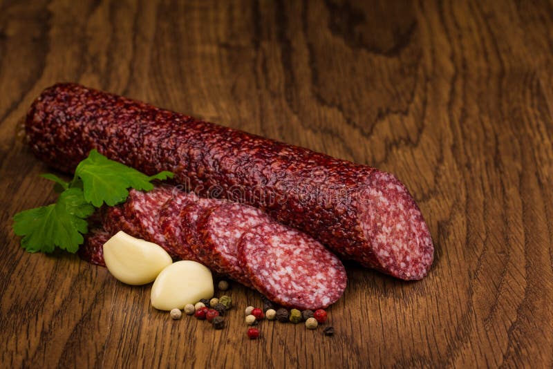 Smakelijke salamiworst op houten achtergrond stock afbeelding Smakelijke salamiworst op houten achtergrond stock afbeelding