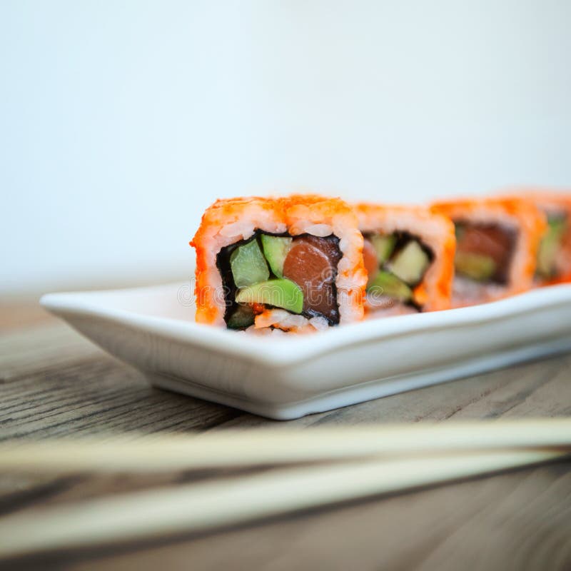 Smakelijke sushi met eetstokjes