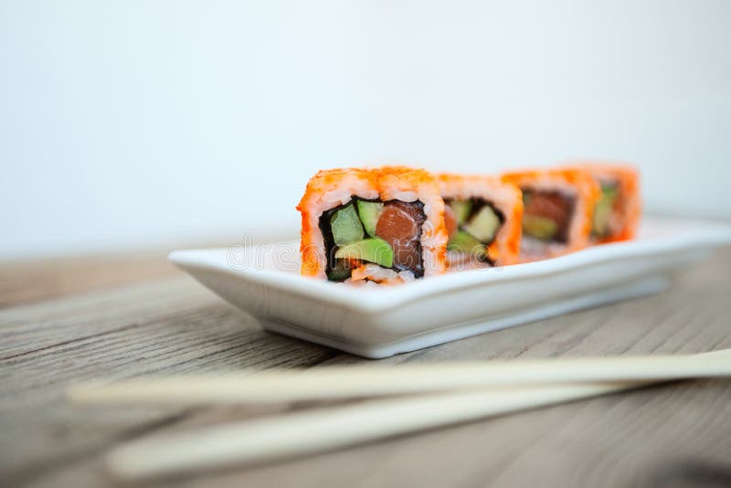 Smakelijke sushi met eetstokjes