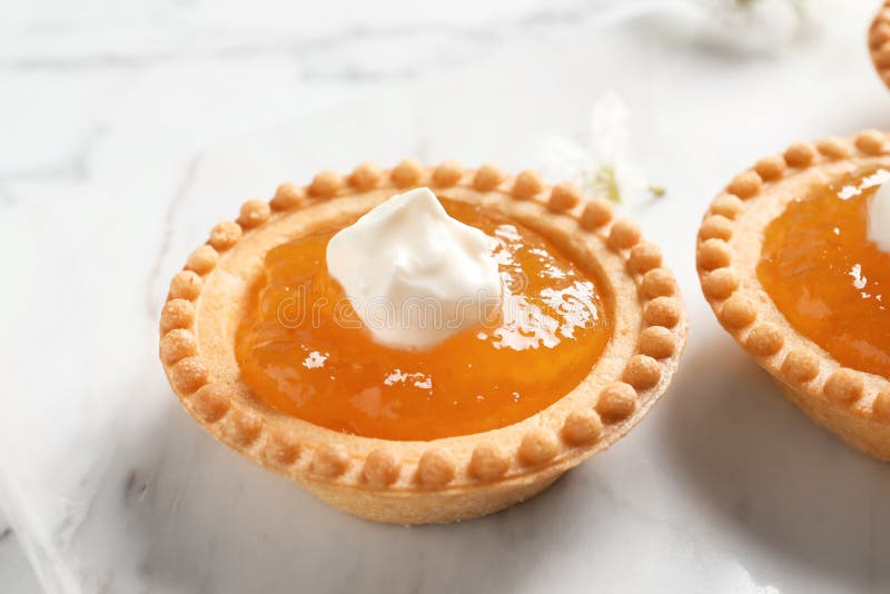 Smakelijke tartlets met jam op lichte achtergrond, royalty-vrije stock foto's Smakelijke tartlets met jam op lichte achtergrond, royalty-vrije stock foto's