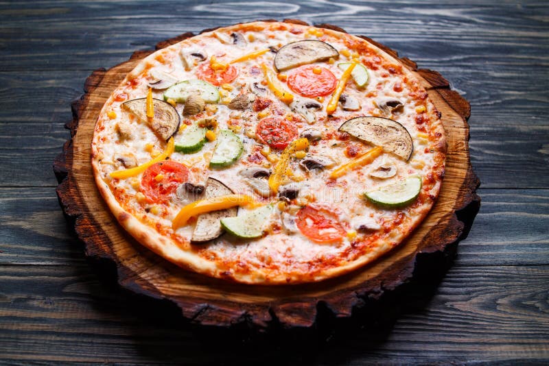 Smakelijke vegetarische pizza met tomaat, courgette, aubergine, oli stock foto Smakelijke vegetarische pizza met tomaat, courgette, aubergine, oli stock foto