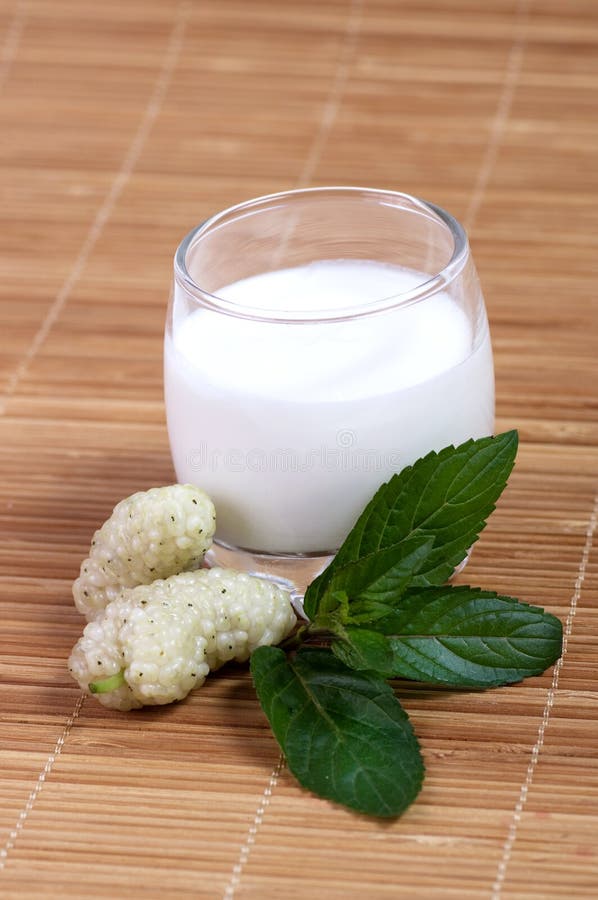 Smakelijke verse moerbeiboom smoothie royalty-vrije stock foto