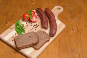 Smakelijke Worst En Brood Met Sla En Tomaat Voor Lunch En Diner Stock Smakelijke Worst En Brood Met Sla En Tomaat Voor Lunch En Diner Stock