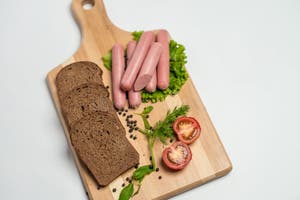 Smakelijke Worst En Brood Met Sla En Tomaat Voor Lunch En Diner Stock Smakelijke Worst En Brood Met Sla En Tomaat Voor Lunch En Diner Stock