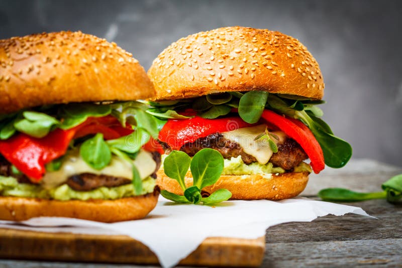 Smaklig grillad nötkötthamburgare fotografering för bildbyråer Smaklig grillad nötkötthamburgare fotografering för bildbyråer