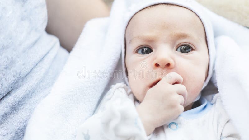 Smaklig, gullig, nyfödd bebis som ligger på moder och händer.... titta på kameran. översta vyn. barndom. god morgon. royaltyfria bilder
