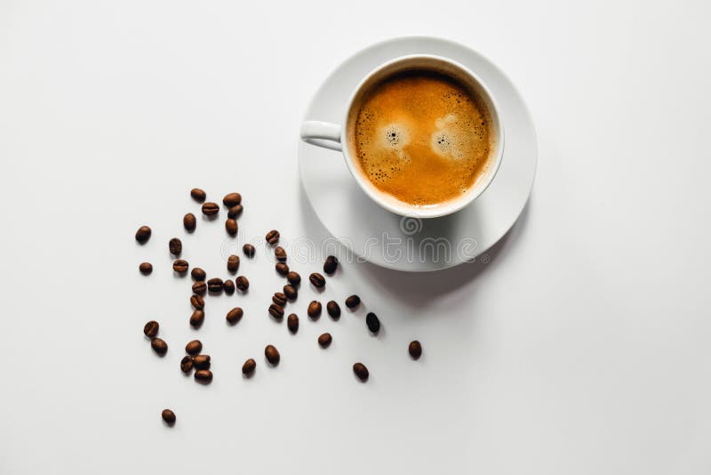 Smaklig kopp kaffe på det vita skrivbordet royaltyfri foto Smaklig kopp kaffe på det vita skrivbordet royaltyfri foto