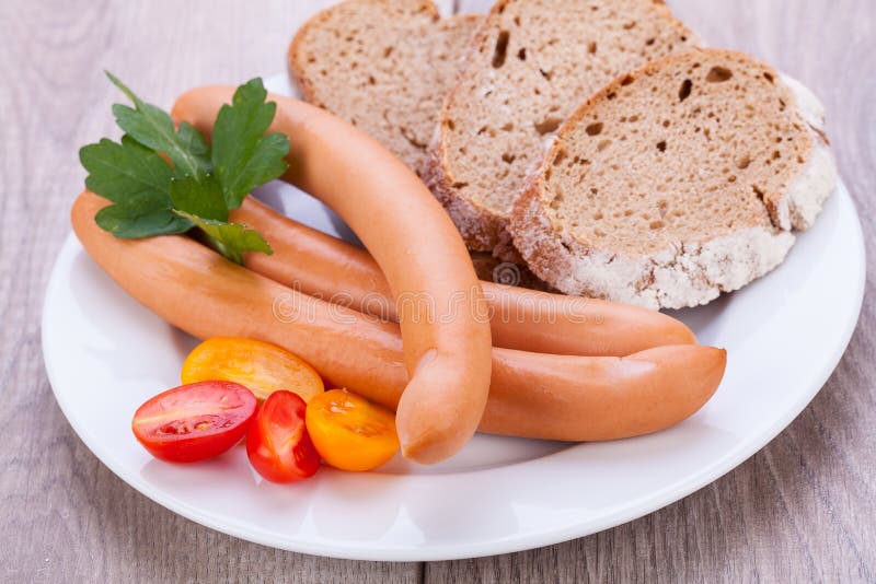 Smaklig korvwienerkorv med kornbröd arkivbild Smaklig korvwienerkorv med kornbröd arkivbild