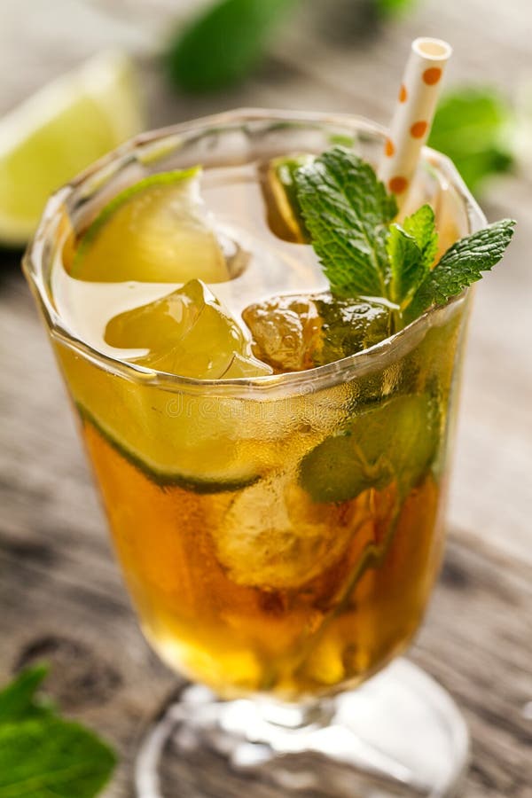 Smaklig ny uppfriskande sommartedrink med is, kallt te, limefrukt royaltyfria bilder Smaklig ny uppfriskande sommartedrink med is, kallt te, limefrukt royaltyfria bilder