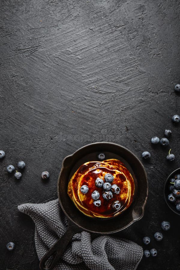Smakliga hemlagade pannkakor med sås och bär arkivfoto Smakliga hemlagade pannkakor med sås och bär arkivfoto