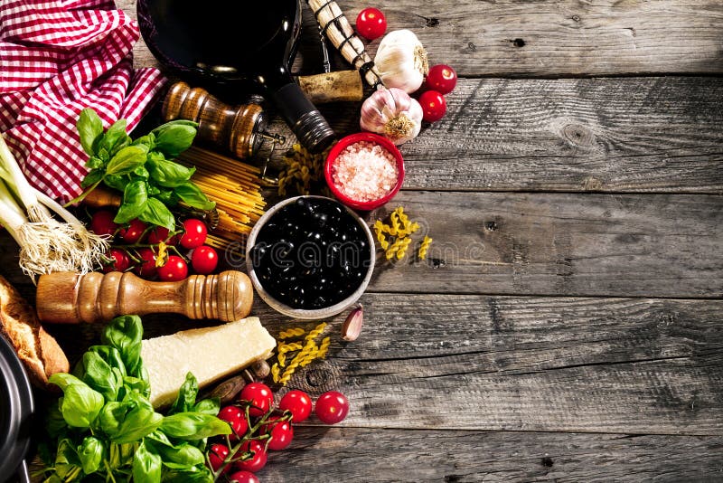 Smakliga nya aptitretande italienska matingredienser på gammal lantlig wo arkivfoton Smakliga nya aptitretande italienska matingredienser på gammal lantlig wo arkivfoton