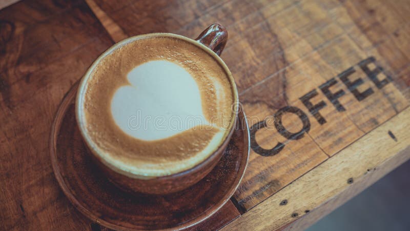 Smakligt varmt Lattekaffe med hjärta Shape