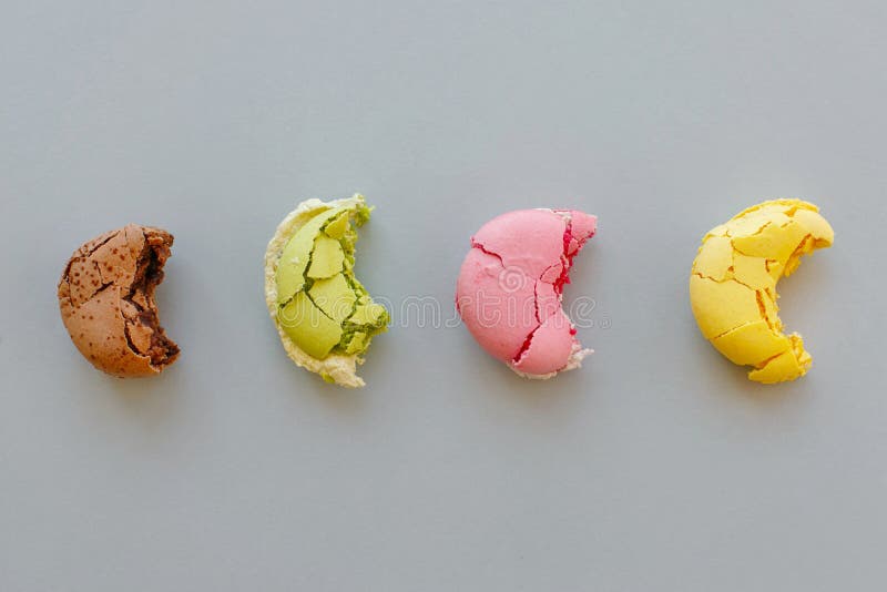 Smakowici gryźć koloru żółtego, menchii, zielonych i brown macarons na modnym pa zdjęcie royalty free
