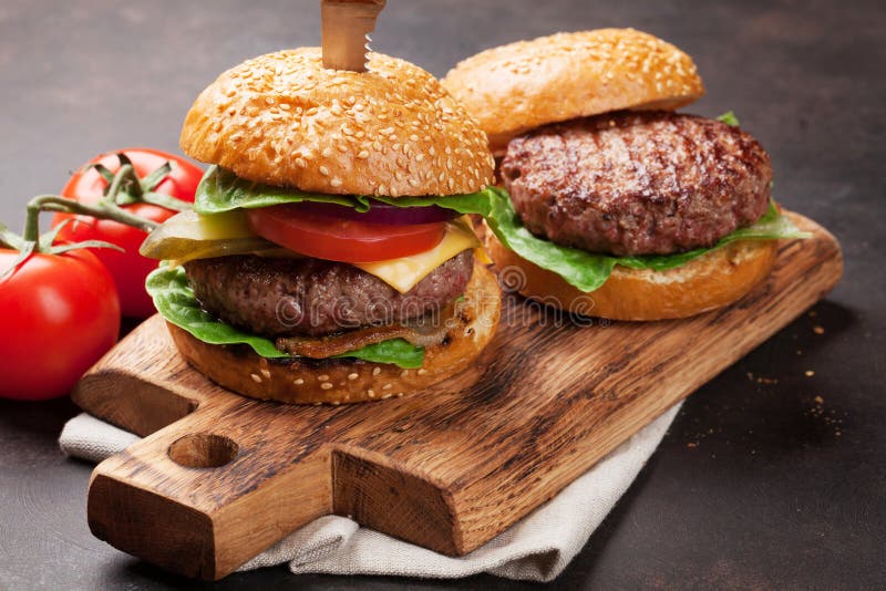 Smakowici piec na grillu domowi robić hamburgery fotografia royalty free Smakowici piec na grillu domowi robić hamburgery fotografia royalty free