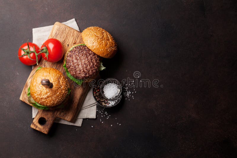 Smakowici piec na grillu domowi robić hamburgery zdjęcia royalty free Smakowici piec na grillu domowi robić hamburgery zdjęcia royalty free