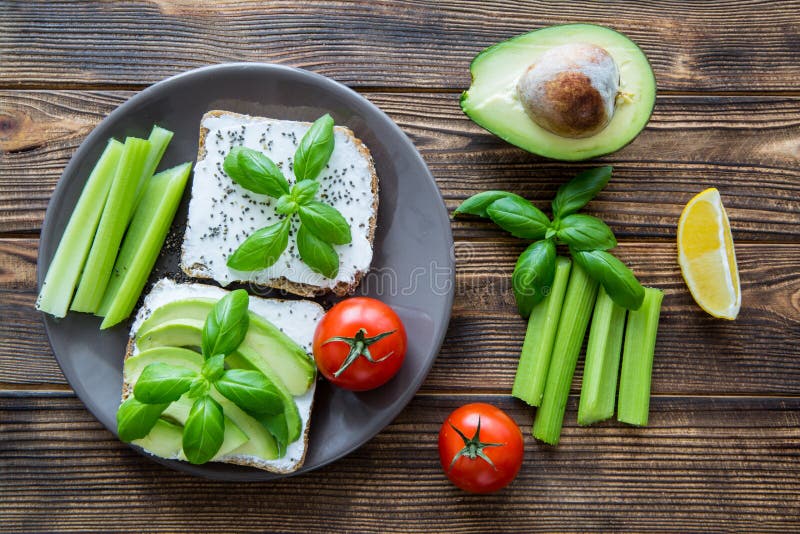 Smakowite jarskie avocado kanapki na wieśniaka stole obrazy stock Smakowite jarskie avocado kanapki na wieśniaka stole obrazy stock