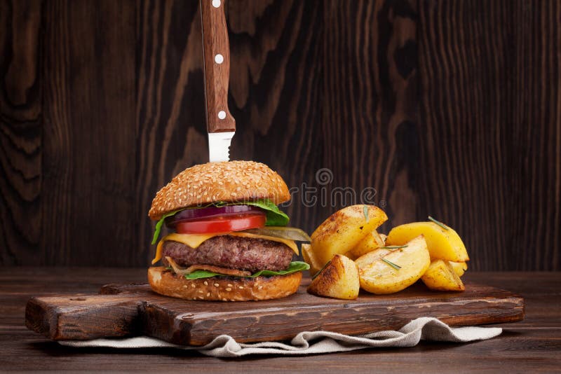 Smakowity piec na grillu domowy robić hamburger obrazy royalty free Smakowity piec na grillu domowy robić hamburger obrazy royalty free