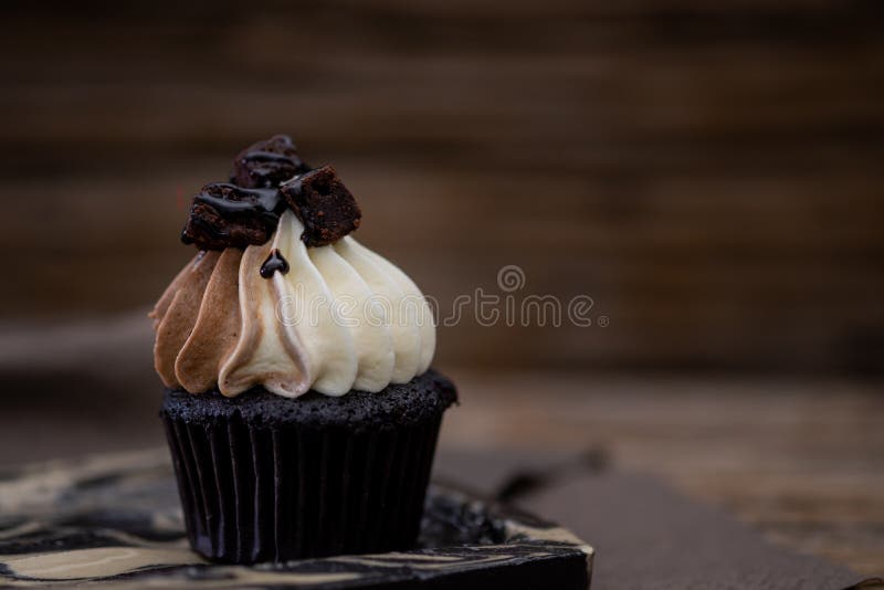 Smakowitych babeczek Domowej roboty słodka bułeczka z kremowym buttercream dla urodziny, valentine i bożych narodzeń wakacyjnych, obraz stock Smakowitych babeczek Domowej roboty słodka bułeczka z kremowym buttercream dla urodziny, valentine i bożych narodzeń wakacyjnych, obraz stock