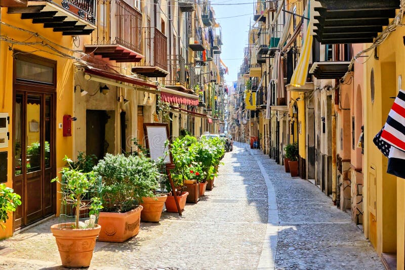 Smal gata i den gamla staden av Cefalu, Sicilien, Italien royaltyfria bilder