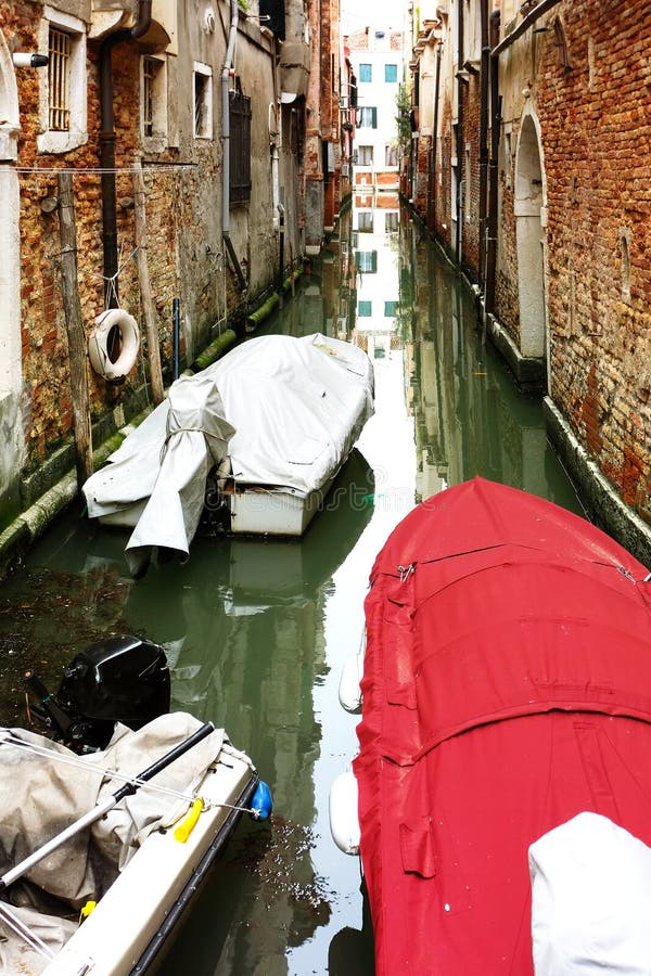 Smal kanal i Venedig med fartyg arkivbilder Smal kanal i Venedig med fartyg arkivbilder