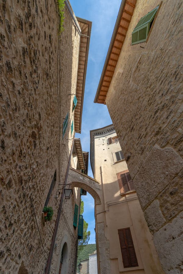 Smal steet i den historiska mitten av Spoleto i landskapnollan royaltyfri foto Smal steet i den historiska mitten av Spoleto i landskapnollan royaltyfri foto
