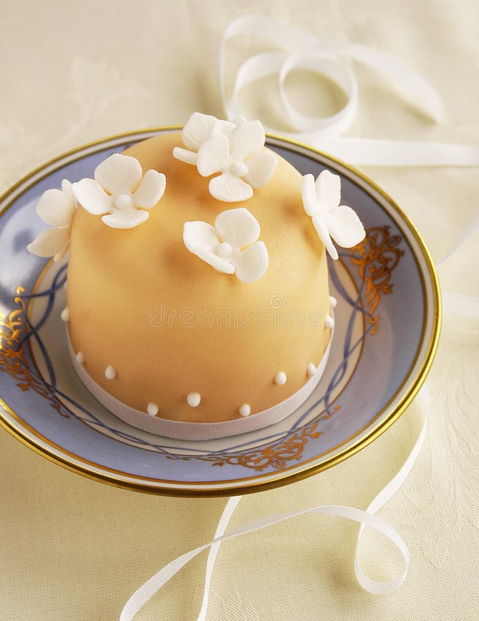 Small cake with fondant flowers