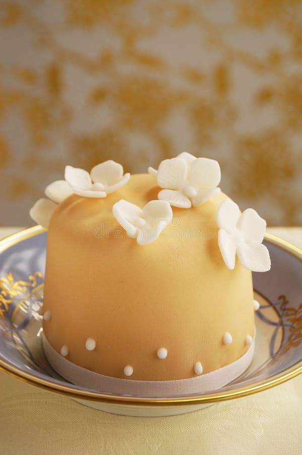 Small cake with fondant flowers