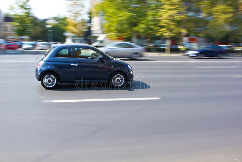 Tmavý mesto auto urýchlenie na ulice z bukurešť 