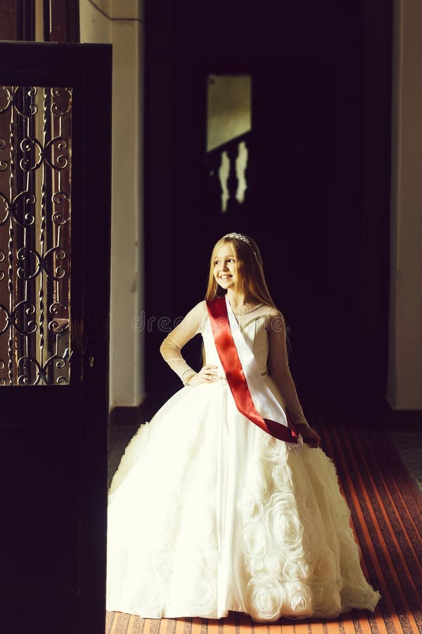 Burgundy And White Wedding Dress | Red wedding dresses, Wedding dresses  corset, Wedding dresses