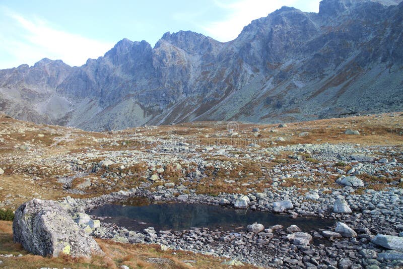 Malé najbližšie vrchol v údolie, vysoký tatry, slovensko.