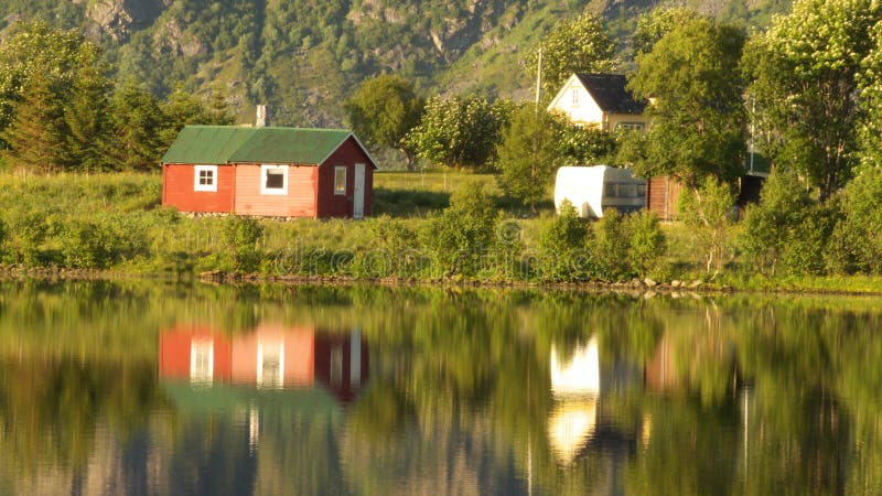 Small summer cabin mirroring