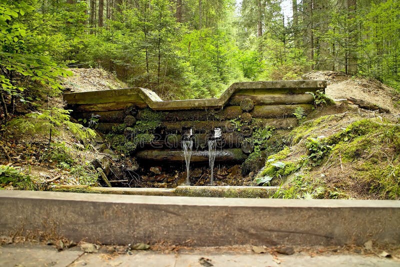 Malý vodopád u lesnického skanzenu ve Vydrově.