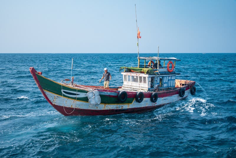 https://thumbs.dreamstime.com/b/small-wooden-boat-fishing-sea-small-wooden-boat-fishing-sea-ly-son-island-vietnam-231664245.jpg
