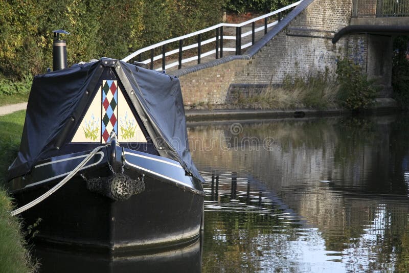 Smalle boot op groot uniekanaal royalty-vrije stock fotografie Smalle boot op groot uniekanaal royalty-vrije stock fotografie