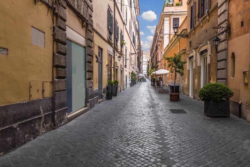 Smalle straat in het historische centrum van Rome, Italië royalty-vrije stock afbeeldingen Smalle straat in het historische centrum van Rome, Italië royalty-vrije stock afbeeldingen