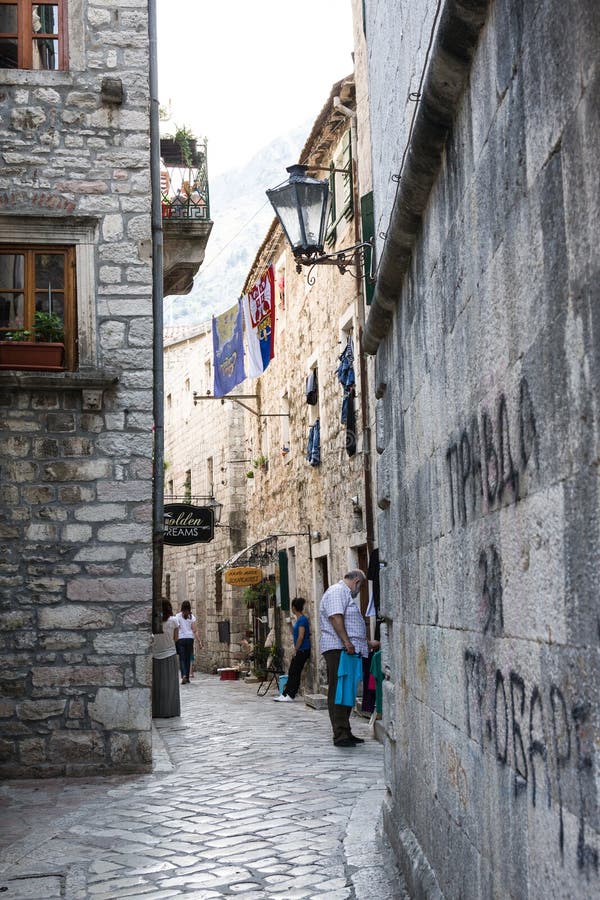 Smalle straat met herinneringenwinkel in Kotor, Montenegro stock foto Smalle straat met herinneringenwinkel in Kotor, Montenegro stock foto
