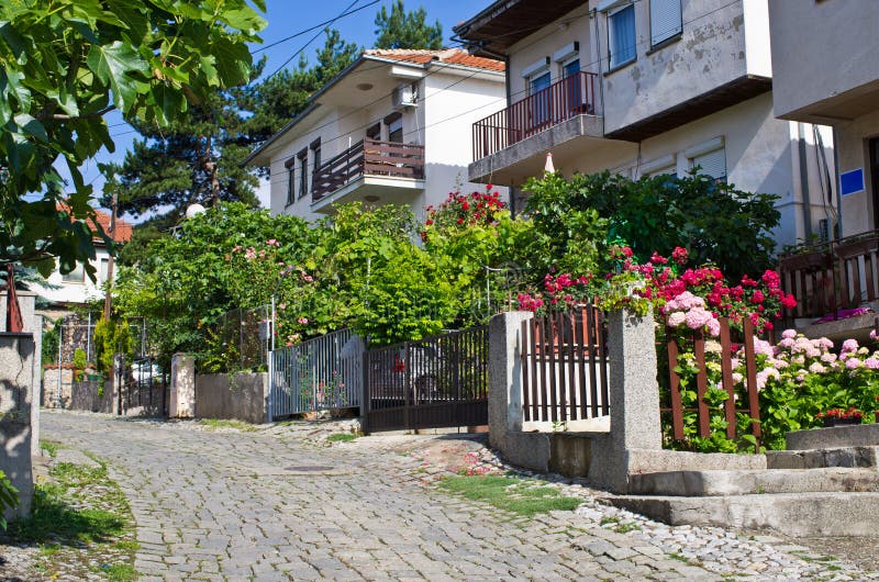 Smalle straat in Ohrid-stad, Macedonië royalty-vrije stock afbeelding Smalle straat in Ohrid-stad, Macedonië royalty-vrije stock afbeelding