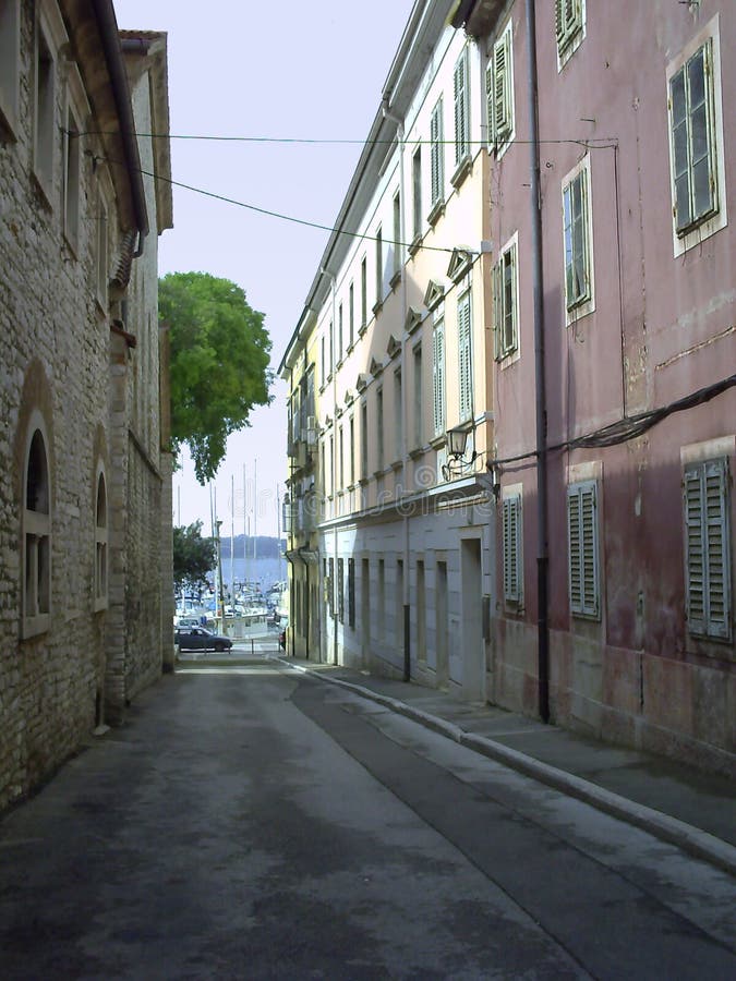 Smalle straat in Pula stock foto Smalle straat in Pula stock foto