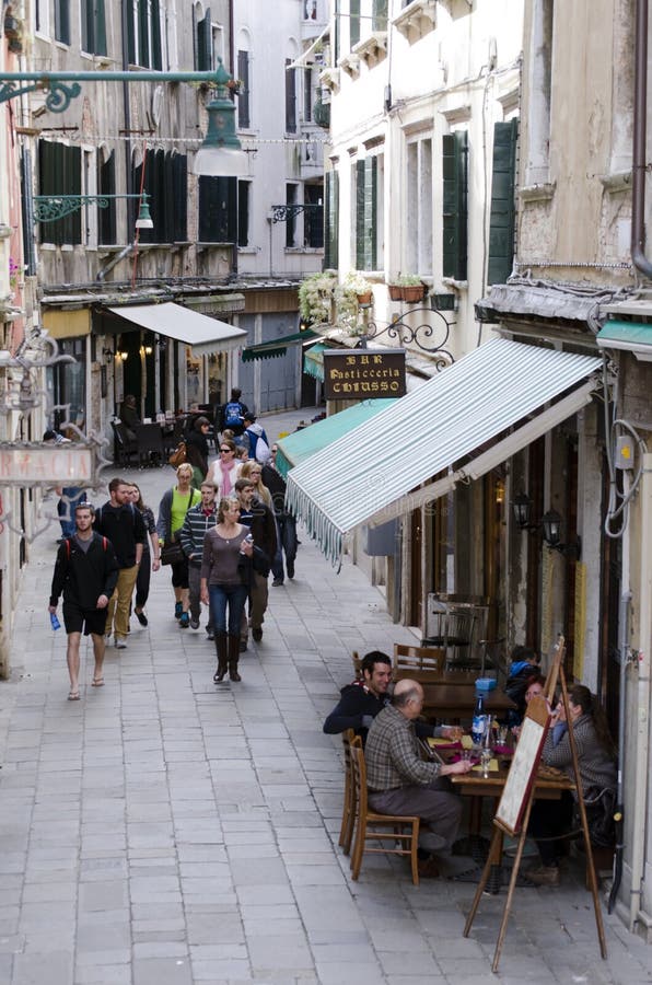 Smalle straat in Venetië stock fotografie Smalle straat in Venetië stock fotografie