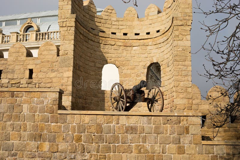 Smalle straten van de oude stad, de oude gebouwen en de muren Baku, Azerbeidzjan anicient kanon royalty-vrije stock foto Smalle straten van de oude stad, de oude gebouwen en de muren Baku, Azerbeidzjan anicient kanon royalty-vrije stock foto