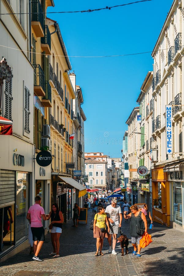 Smalle toeristenstraat in Antibes, Frankrijk Antibes is een populaire kuststad in het hart van de Kooi D ` Azur stock afbeelding Smalle toeristenstraat in Antibes, Frankrijk Antibes is een populaire kuststad in het hart van de Kooi D ` Azur stock afbeelding