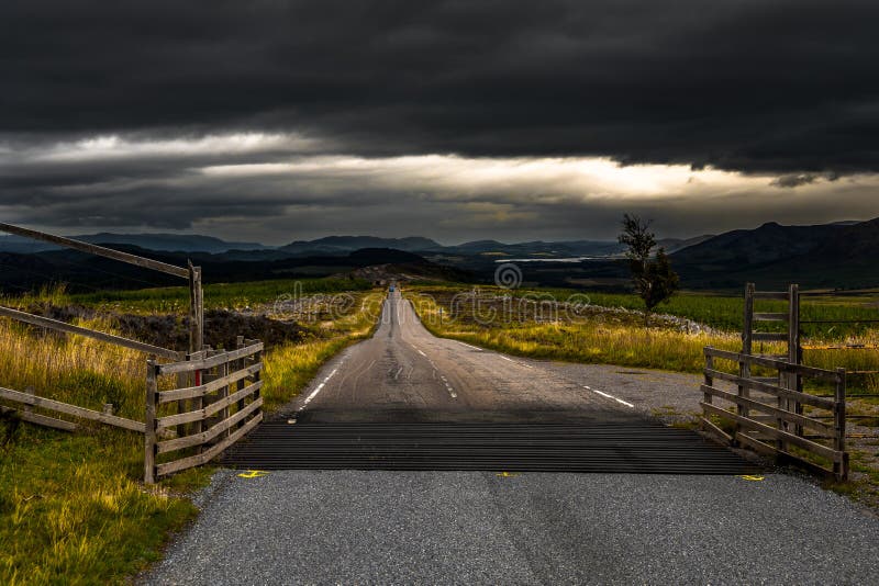 Smalle Weg door Landelijk Hooglandlandschap dichtbij Loch Ness In Scotland royalty-vrije stock foto Smalle Weg door Landelijk Hooglandlandschap dichtbij Loch Ness In Scotland royalty-vrije stock foto