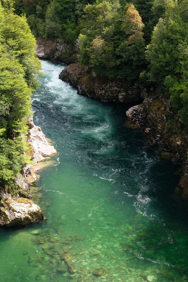 Smaragd-Green River Wasser im Patagonia, Chile mit Whitewater lizenzfreie stockbilder Smaragd-Green River Wasser im Patagonia, Chile mit Whitewater lizenzfreie stockbilder