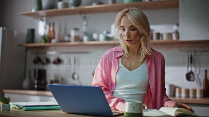 Smart Freelancer-göra anteckningsblock-utseende bärbar skärm i köksskåp lager videofilmer