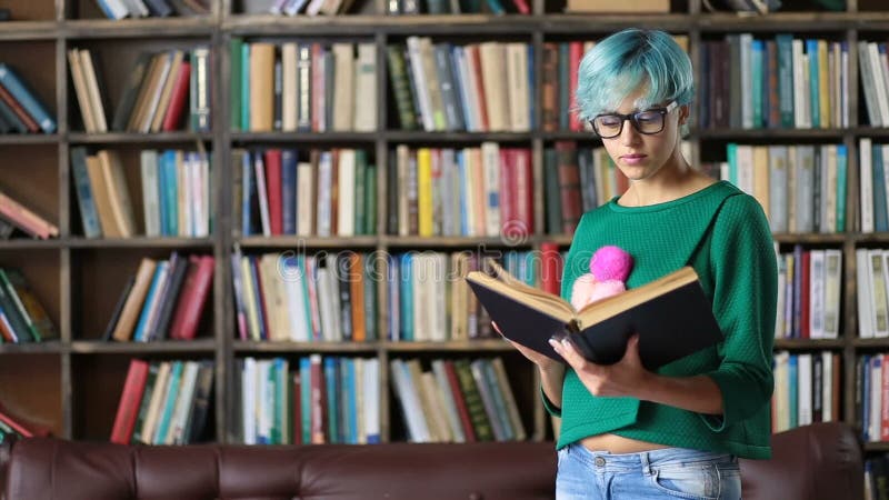 Smart seende läsning för kvinnlig student i arkiv stock video