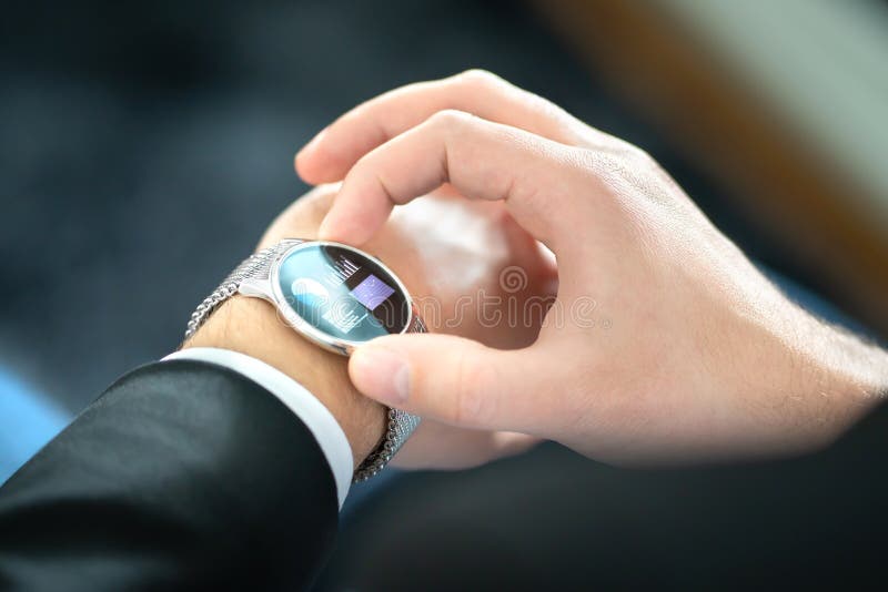 Smart skärm med pekskärm Affärsman som använder bärbar enhet med mobil teknik Smartwatch med finansrapport royaltyfri foto