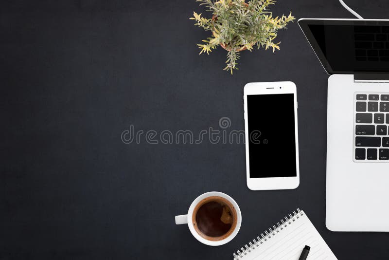 Smart telefon och bärbar dator på det svarta kontorsskrivbordet med kopieringsutrymme på vänster sida fotografering för bildbyråer Smart telefon och bärbar dator på det svarta kontorsskrivbordet med kopieringsutrymme på vänster sida fotografering för bildbyråer