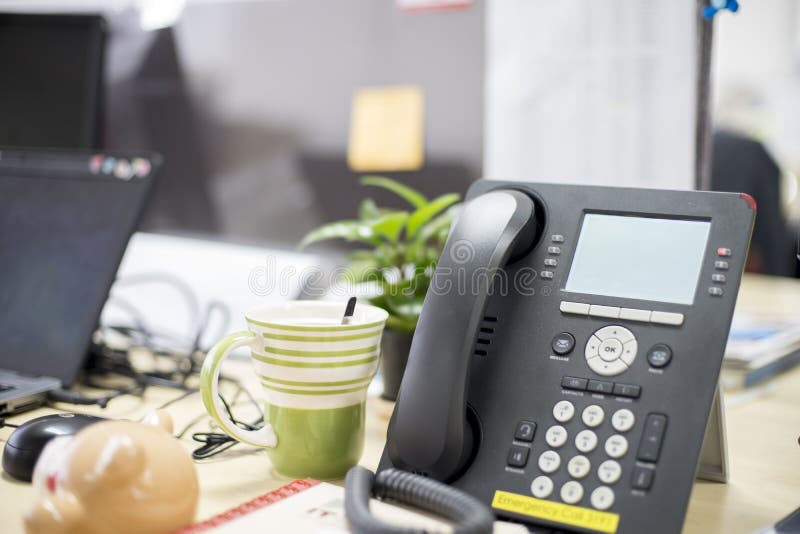 Smart - telefono in ufficio, nella cosa necessaria d'aiuto, nelle telefonate, nelle video chiamate e nella conferenza avere e cos immagine stock libera da diritti Smart - telefono in ufficio, nella cosa necessaria d'aiuto, nelle telefonate, nelle video chiamate e nella conferenza avere e cos immagine stock libera da diritti