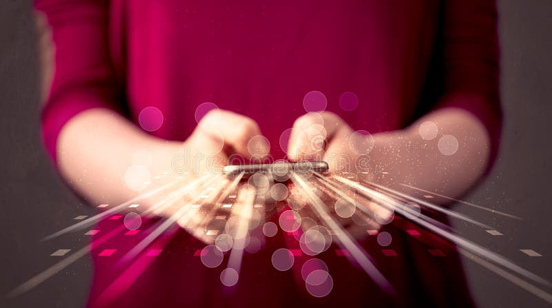 Smarthphone van de persoonsholding met technologie lichte toepassingen royalty-vrije stock afbeelding Smarthphone van de persoonsholding met technologie lichte toepassingen royalty-vrije stock afbeelding
