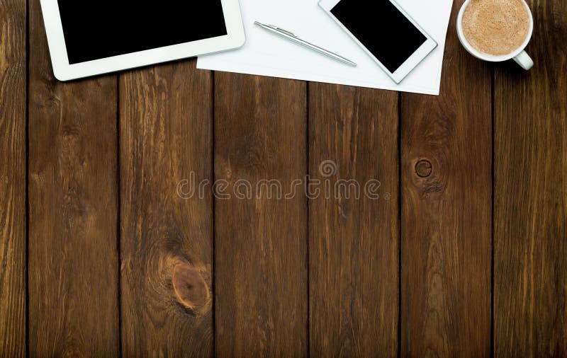 Smartphone, compressa, caffè e carta immagini stock libere da diritti Smartphone, compressa, caffè e carta immagini stock libere da diritti